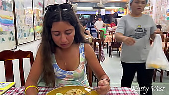 Katty Se Oddává Mukbangu V Asijské Restauraci, Vystavuje Se Veřejnosti