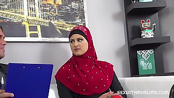 Abogada Árabe Disfruta Del Sexo Oral Hardcore Con Muslimah