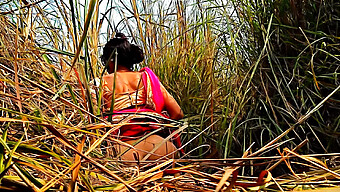 Pareja India De Grandes Pechos Naturales Disfruta Del Sexo Al Aire Libre En El Campo